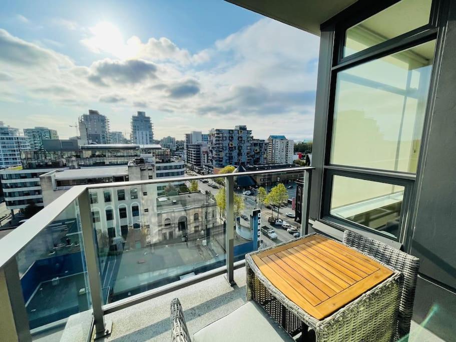 Modern 2 Bedroom Ocean Views Victoria Downtown Free Parking 외부 사진