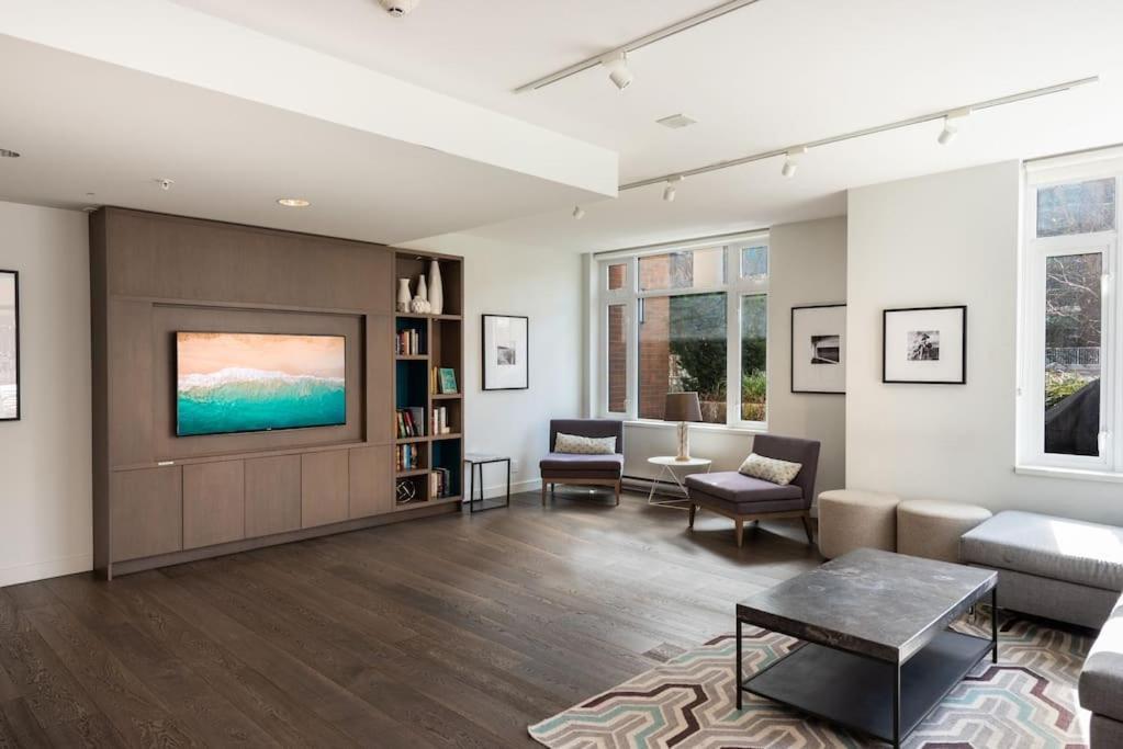 Modern 2 Bedroom Ocean Views Victoria Downtown Free Parking 외부 사진