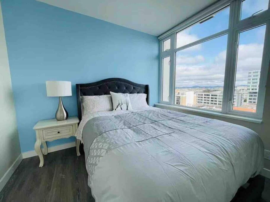 Modern 2 Bedroom Ocean Views Victoria Downtown Free Parking 외부 사진
