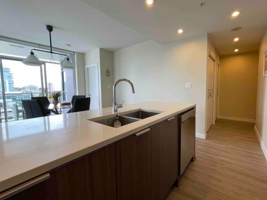 Modern 2 Bedroom Ocean Views Victoria Downtown Free Parking 외부 사진