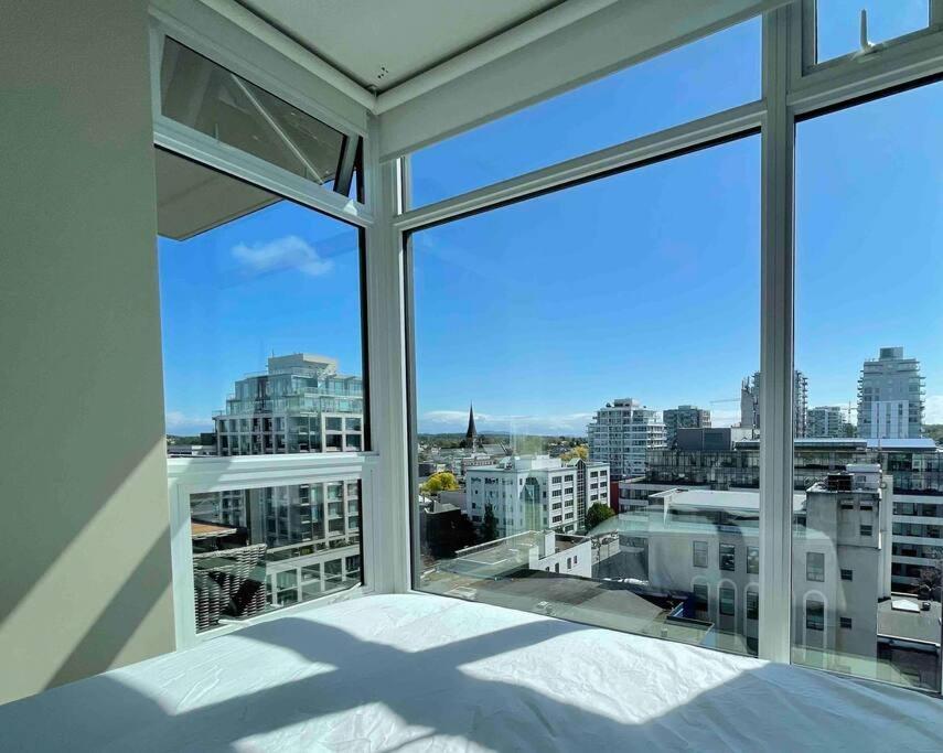 Modern 2 Bedroom Ocean Views Victoria Downtown Free Parking 외부 사진