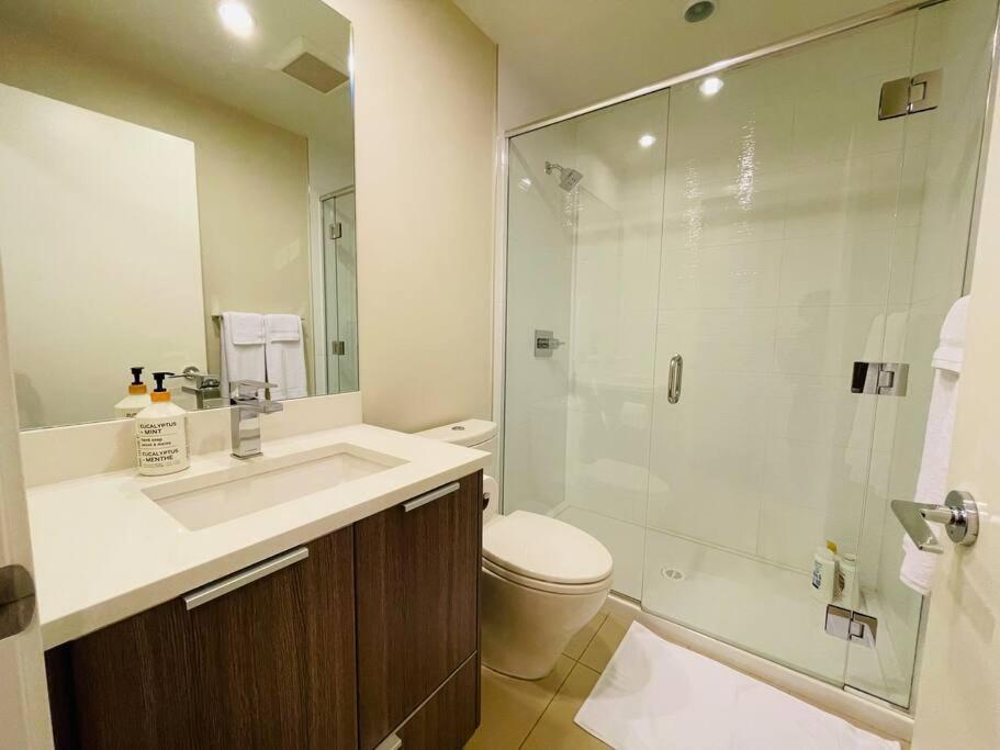 Modern 2 Bedroom Ocean Views Victoria Downtown Free Parking 외부 사진